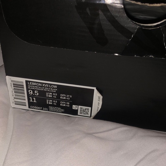Lebron XVII Low size 9.5 - Picture 2 of 3